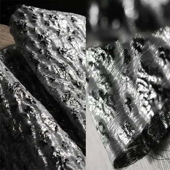3D Düzensiz Ağır Doku Gümüş Parlak Kumaş Preslenmiş Pilili Kumaş Giyim Tasarımcısı Kumaş