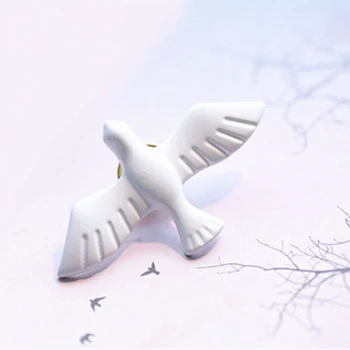Yeni Kırlangıç Broş Akrilik Vintage Beyaz barış güvercini Hayvan Kuşlar Pin Klip moda takı Kız Aksesuarları Kadınlar İçin 1 ADET!!!