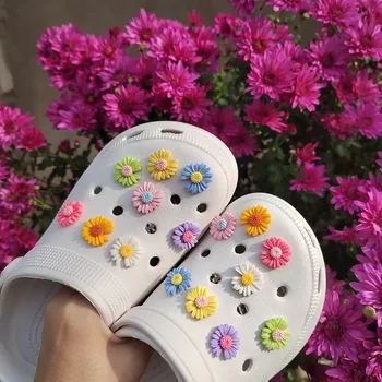 Yeni papatya Ayakkabı çiçek Croc Takılar Tasarımcı DIY Parlak Bling Ayakkabı Dekorasyon Croc PERGEL Takunya Çocuk Erkek Kadın Kız Hediyeler